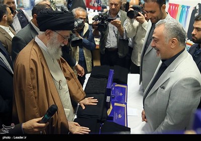 Leader Visits Exhibition of Iranian Products