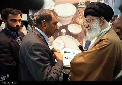 Leader Visits Exhibition of Iranian Products