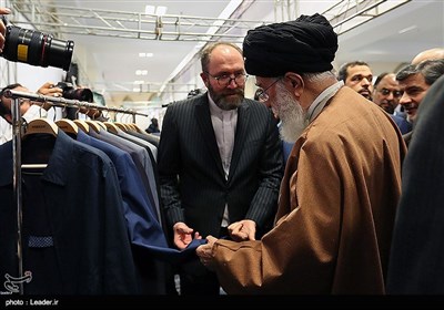 Leader Visits Exhibition of Iranian Products