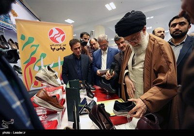 Leader Visits Exhibition of Iranian Products
