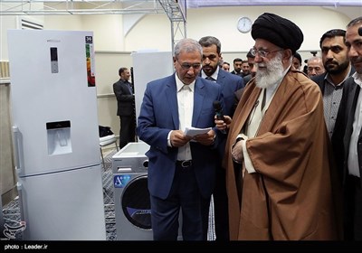 Leader Visits Exhibition of Iranian Products