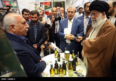 Leader Visits Exhibition of Iranian Products