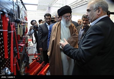 Leader Visits Exhibition of Iranian Products