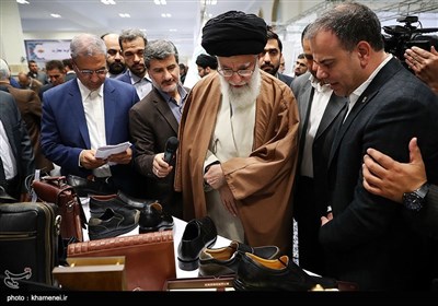 Leader Visits Exhibition of Iranian Products