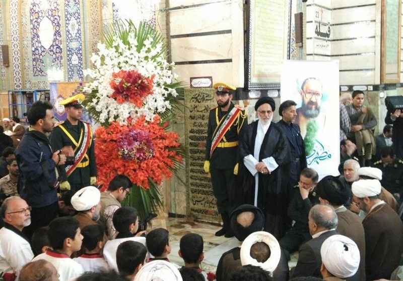 قم| مزار شهید مطهری در آستانه روز معلم در قم گلباران شد
