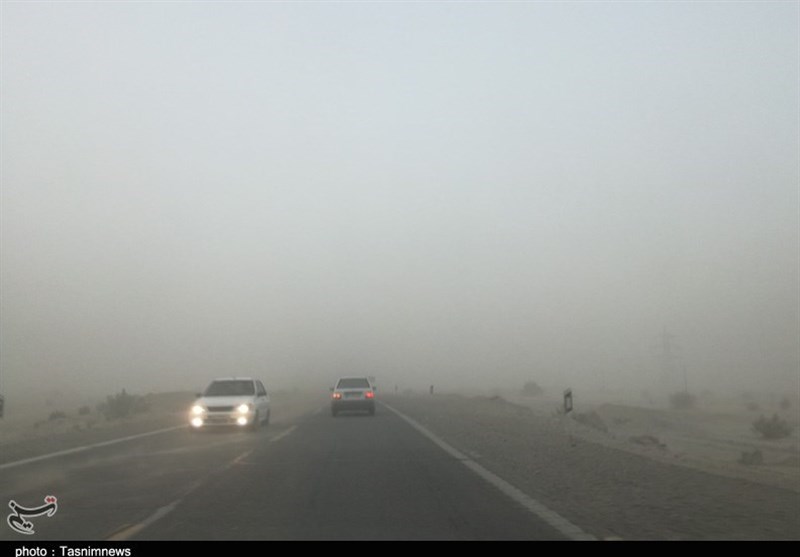 طوفان شن شرق استان کرمان را دربر گرفت/ دید به کمتر از 100 متر رسید/ راه ارتباطی 5 روستا مسدود شد‌