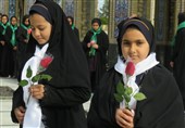 سمنان |‌ادای احترام مسئولان و دانش‌آموزان دامغانی به مقام شامخ معلمان شهید به روایت تصویر