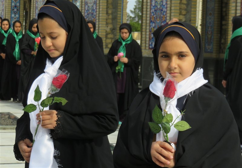 سمنان |‌ادای احترام مسئولان و دانش‌آموزان دامغانی به مقام شامخ معلمان شهید به روایت تصویر