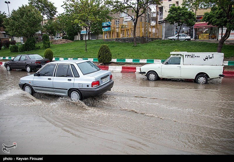 قزوین|بارش شدید باران در استان قزوین؛ آب‌گرفتگی معابر شهری