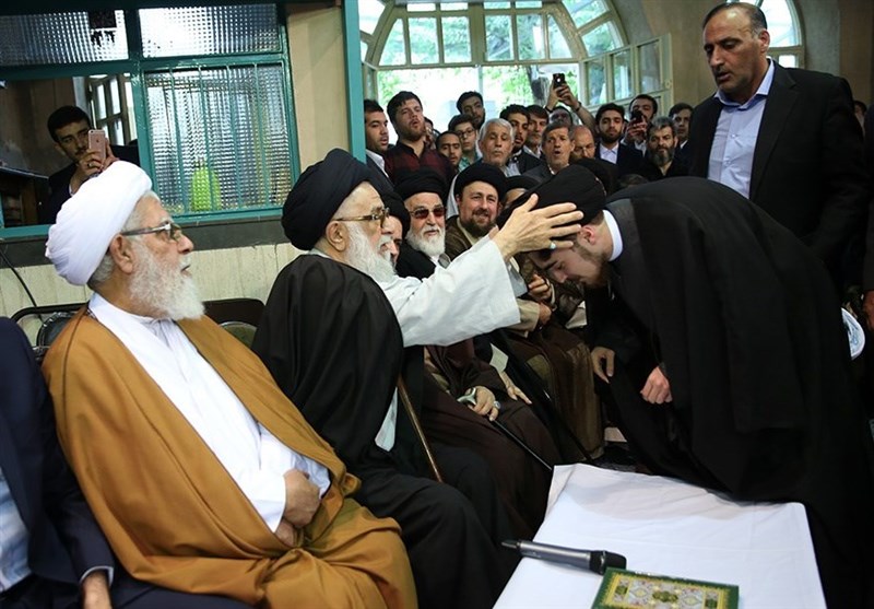 گزارش تسنیم از یک عمامه‌گذاری غیرمرسوم/ بگذارید امام خمینی برای مردم بماند