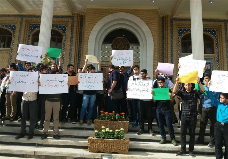 اصفهان| دانشجویان اصفهانی با اعتراضات خود &quot;نوبخت&quot; را بدرقه کردند + تصویر