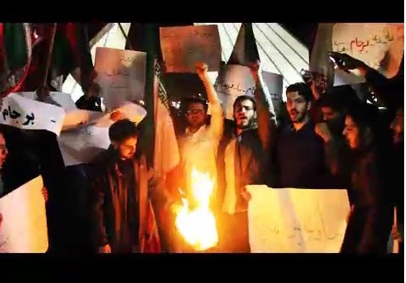 آتش زدن برجام از سوی دانشجویان در میدان آزادی+ فیلم