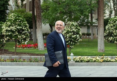 محمد جواد ظريف وزیر امور خارجه در حاشیه نشست هیئت دولت