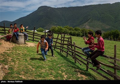 دانش آموزان مدرسه عشایری مصباح روستای سیه پشت، در زمان زنگ تفریح در حیاط مدرسه بازی میکنند