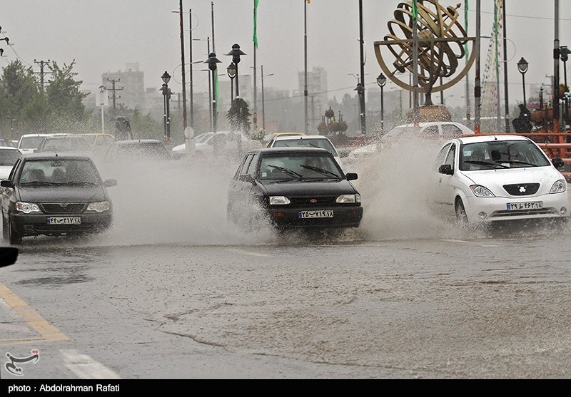 شیراز| بارش باران و وزش باد شدید در محورهای فارس