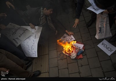 آتش زدن نمادین برجام در تجمع دانشجویان در واکنش به نقض برجام توسط دونالد ترامپ رییس جمهور آمریکا در مقابل لانه جاسوسی(سفارت سابق آمریکا)