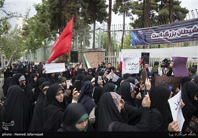 تجمع دانشجویان در واکنش به نقض برجام توسط دونالد ترامپ رییس جمهور آمریکا در مقابل لانه جاسوسی(سفارت سابق آمریکا)