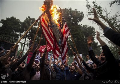 تجمع دانشجویان در محکومیت نقض برجام مقابل لانه جاسوسی