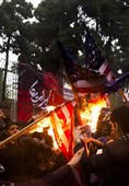 آتش زدن پرچم آمریکا در تجمع دانشجویان در واکنش به نقض برجام توسط دونالد ترامپ رییس جمهور آمریکا در مقابل لانه جاسوسی(سفارت سابق آمریکا)