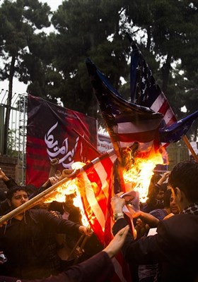 آتش زدن پرچم آمریکا در تجمع دانشجویان در واکنش به نقض برجام توسط دونالد ترامپ رییس جمهور آمریکا در مقابل لانه جاسوسی(سفارت سابق آمریکا)