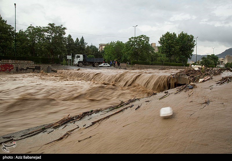 وقوع سیلاب محور کوهدشت- خرم‌آباد را مسدود کرد