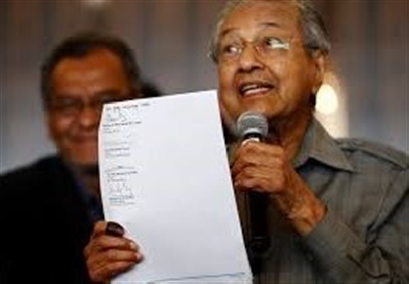 Malaysia&apos;s Mahathir Says Expects to Be Sworn In as PM Thursday