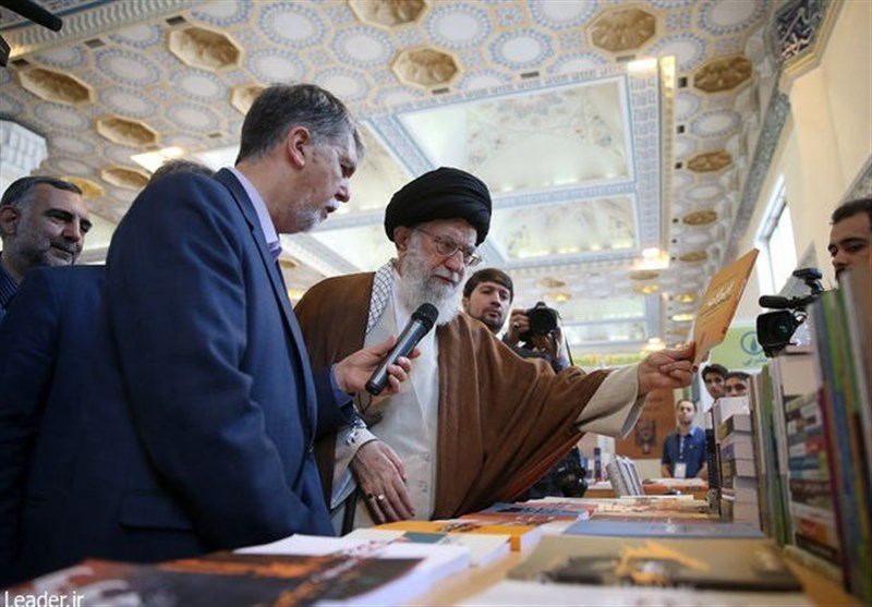 امام‌خامنه‌ای در بازدید از نمایشگاه کتاب: امیدواریم کتاب جایگاه حقیقی خود را در جامعه بیابد