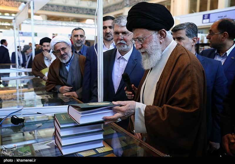 قائد الثورة الاسلامیة یزور معرض طهران الدولی للکتاب +صور