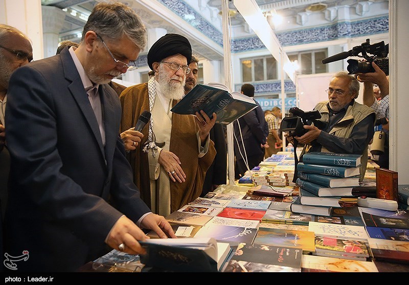 مدیر اجرایی نشر ثالث: آیت‌ الله خامنه‌ای کتاب می‌خرند، هدیه قبول نمی‌کنند