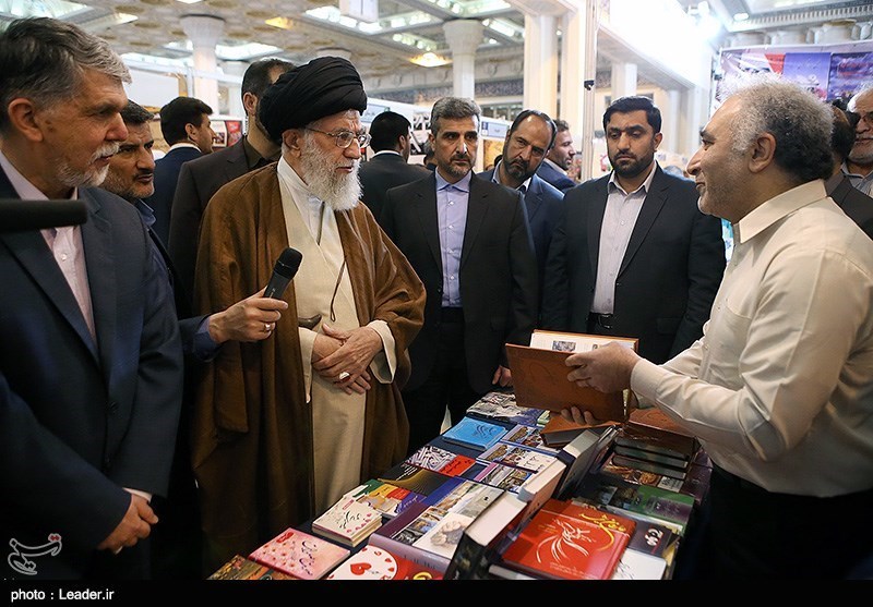 Leader Visits Int&apos;l Book Fair in Tehran