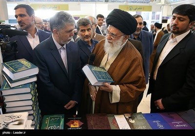 تہران؛ امام خامنہ ای کا بین الاقوامی کتاب میلہ کا دورہ