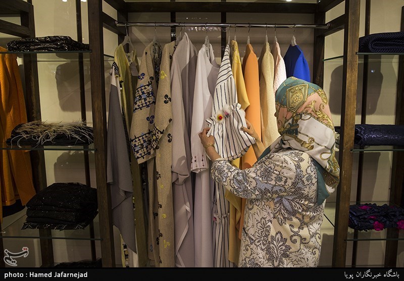 فروشگاه بلندی محل نمایش اجناس لباس های زنانه ایرانی