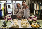محبوبه بلندی و مادرش اعظم چایچی(کارشناس فنی و حرفه‌ای حوزه مد و لباس )،خانم بلندی پیشرفت و توسعه کارگاهش در حوزه مد و لباس اسلامی-ایرانی را مدیون زحمات مادرش می داند