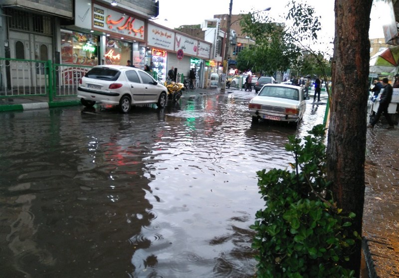 خوزستان| امداد‌رسانی جهادی بسیجیان دزفول در پی بارندگی سیل آسای شب گذشته به مردم