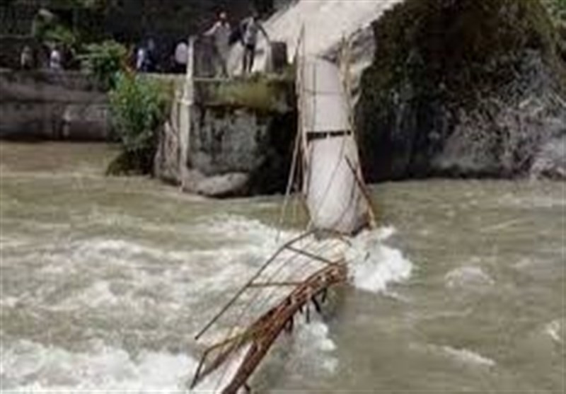 وادی نیلم میں پل ٹوٹنے سے 40 سے زائد سیاح دریا میں بہہ گئے