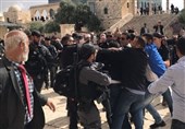 مئات المستوطنین یقتحمون الأقصى بحمایة شرطة الاحتلال