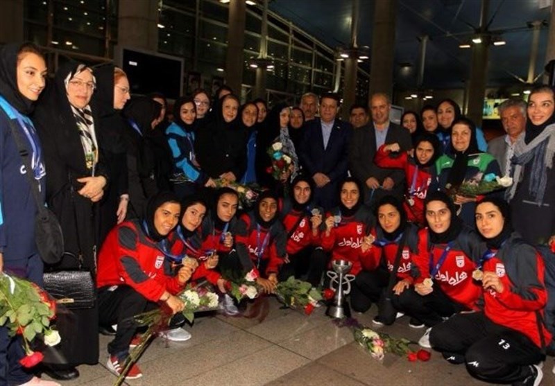 تیم ملی فوتسال بانوان پس از قهرمانی در آسیا وارد تهران شد