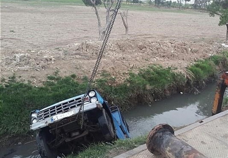 سقوط نیسان‌وانت به همراه راننده داخل کانال آب + تصاویر