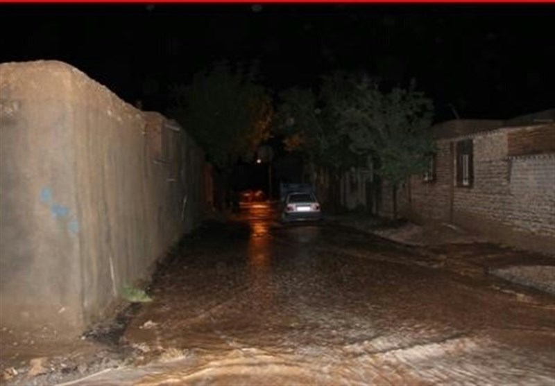 سمنان| بارش مداوم و شدید باران سبب جاری شدن سیلاب در روستای تاش شاهرود شد