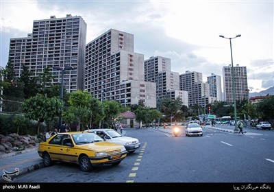 ایستگاه تاکسی در ابتدای خیابان ایران زمین