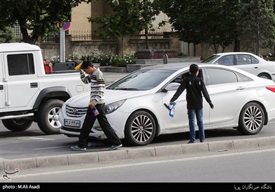 با توجه به اینکه خیابان های شهرک غرب محل تردد خودرو های لوکس میباشد کودکانی را میتوان مشاهده کرد که برای کسب درامد مشغول به کار هستند