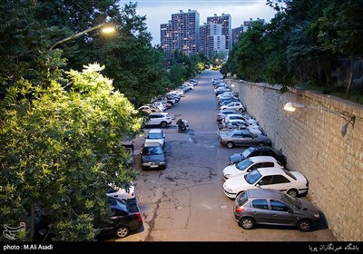 پارکینگ گلستان در ابتدای خیابان ایران زمین قرار دارد