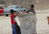 ورود سازمان بهزیستی و شکایت از فرد اهانت کننده به کودک زباله‌گرد