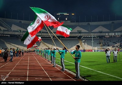 اهتزار پرچم ایران در پایان دیدار تیم‌های ملی فوتبال ایران و ازبکستان