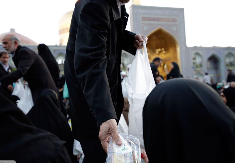 مشهدا توزیع 3000000 بسته افطاری سبک در صفوف نماز جماعت حرم رضوی