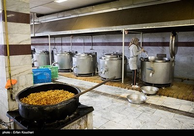 زندان زنان دارای دو آشپزخانه است؛ یک آشپزخانه مرکزی که غذای زندانیان در آن طبخ می‌شود و یک آشپزخانه ویژه سالن مادران که غذای مورد نیاز کودکان و زنان‌بادار طبخ می‌شود. طبخ غذا توسط خود زندانیان صورت می‌گیرد. 