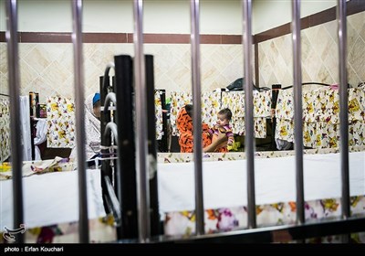 در سالن بهشت حدوداً 40 مادر، کودک و زن باردار به صورت مجزا از سایر زندانیان زندگی می‌کنند؛ در این سالن، کودکان تا دو سالگی در کنار مادران‌شان هستند و بعد از آن به قیم قانونی یا بهزیستی تحویل داده می‌شوند.