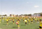 اصفهان| وقتی پای فوتبال پایه در اصفهان لنگ می‌زند+فیلم
