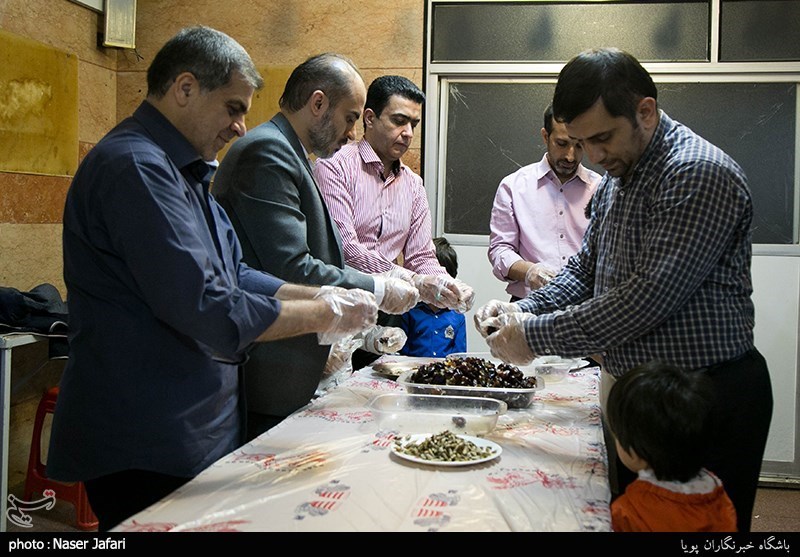  تهیه و توزیع افطاری ساده دانش آموزان دبستان رفاه