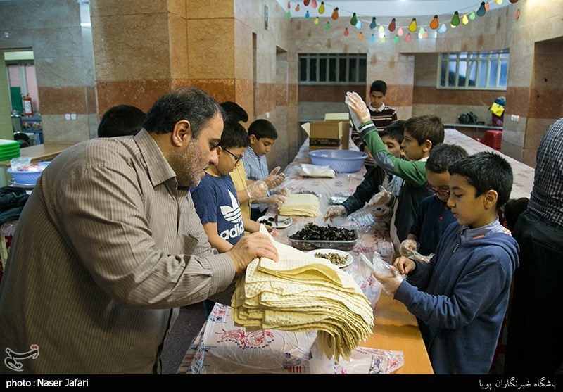  تهیه و توزیع افطاری ساده دانش آموزان دبستان رفاه